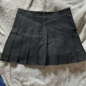 Cider high-waisted pleated black skirt with built in shorts. Size XL.